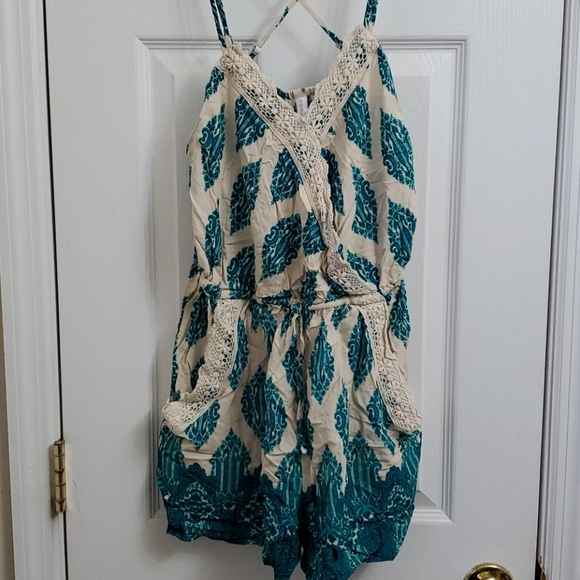 Xhilaration Pocketed Romper - Picture 2 of 5